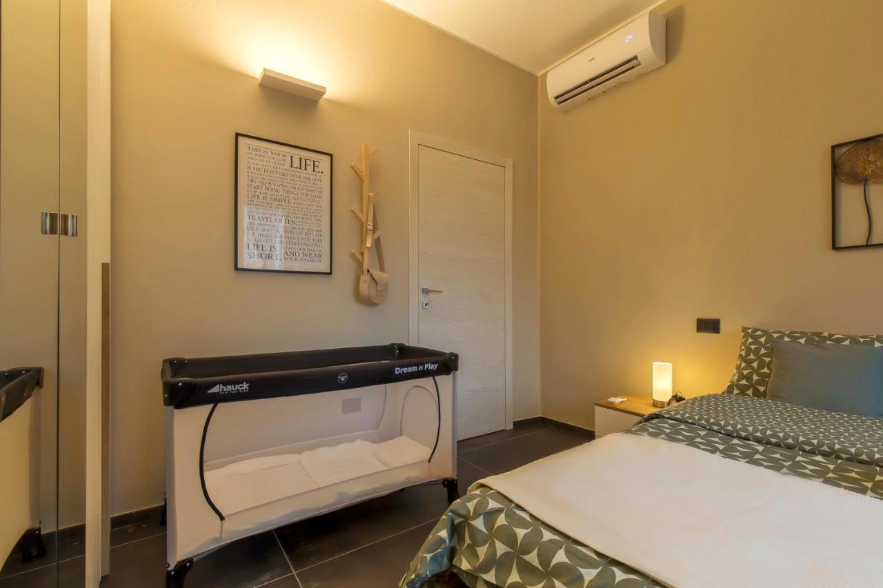 Modern & Bright 2 Bedroom Flat 50m From M4 Stop Apartment *