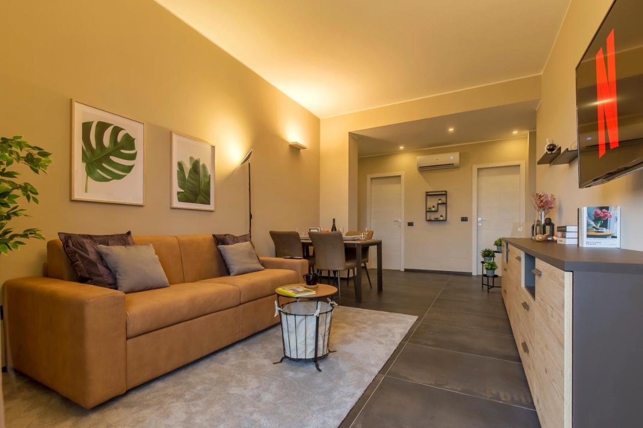 Modern & Bright 2 Bedroom Flat 50m From M4 Stop Milan