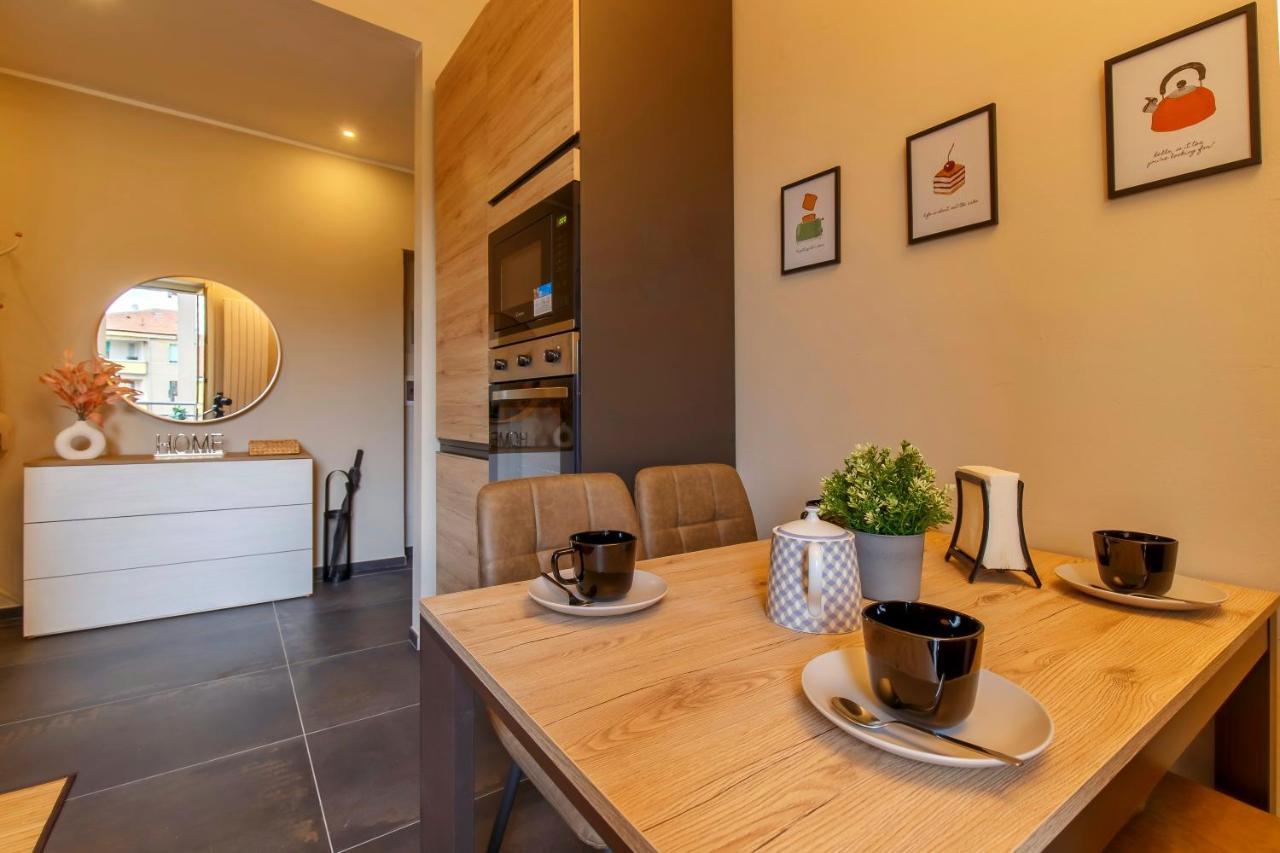 Modern & Bright 2 Bedroom Flat 50m From M4 Stop Apartment *